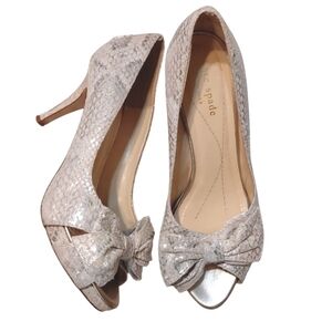 Kate Spade Metallic Snakeskin Bow Heels Cream And Silver Peep Toe Pumps Sz 6.5